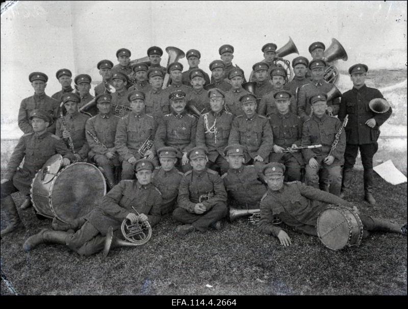 1.Jalaväepolgu orkester. II reas (istuvad) vasakult neljas polguülem polkovnik Otto Heinze, viies polgu adjutant leitnant Hans Tuksam (Tuuksam), kuues dirigent Vladimir Kreek. Tagareas paremalt kolmas Johannes Simson (Nõmmjärv) Väike-Maarjast.