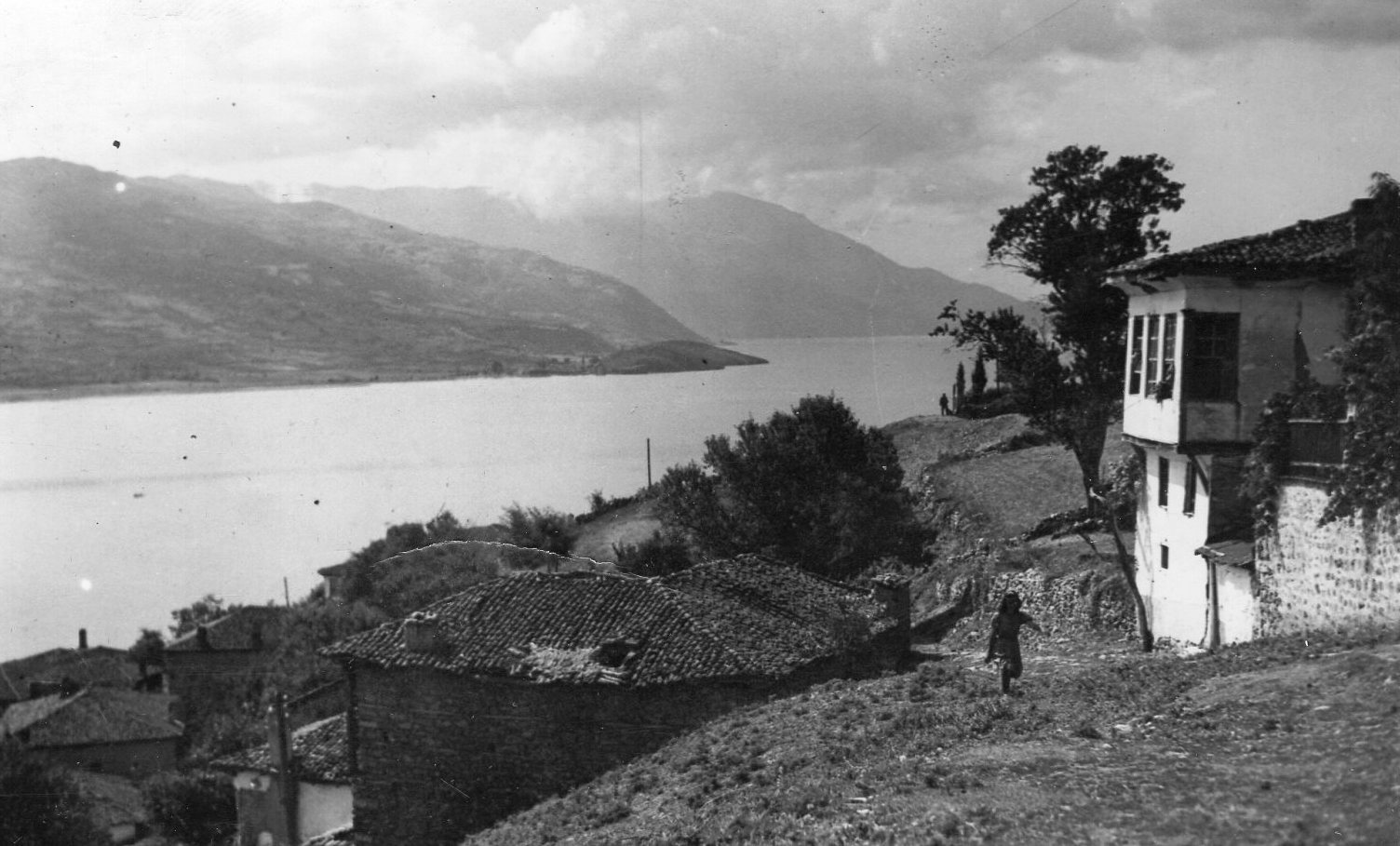 Ohrid, razglednica, 1942 - Postcard of Ohrid from 1942





This media file is produced by Wikipedian in Residence in Category:Wikipedian in Residence at DARM in 2016.