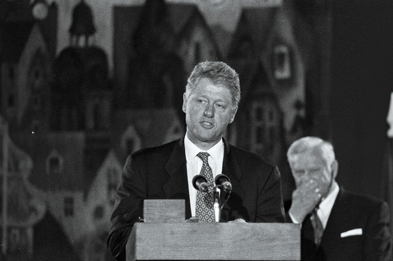 USA president Bill Clinton Riias.