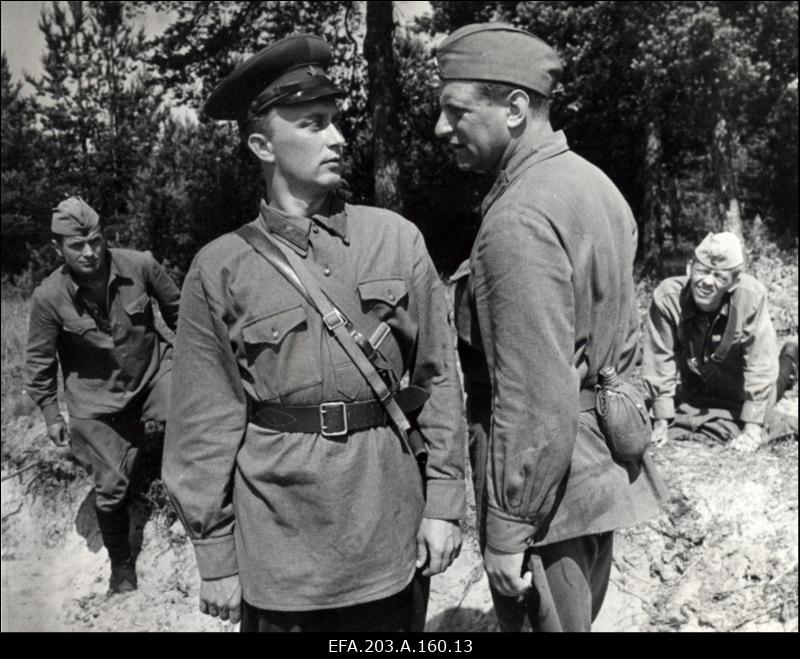 Kaader filmistuudio Tallinnfilm mängufilmist Inimesed sõdurisinelis. Paremal näitleja H. Raudsik.