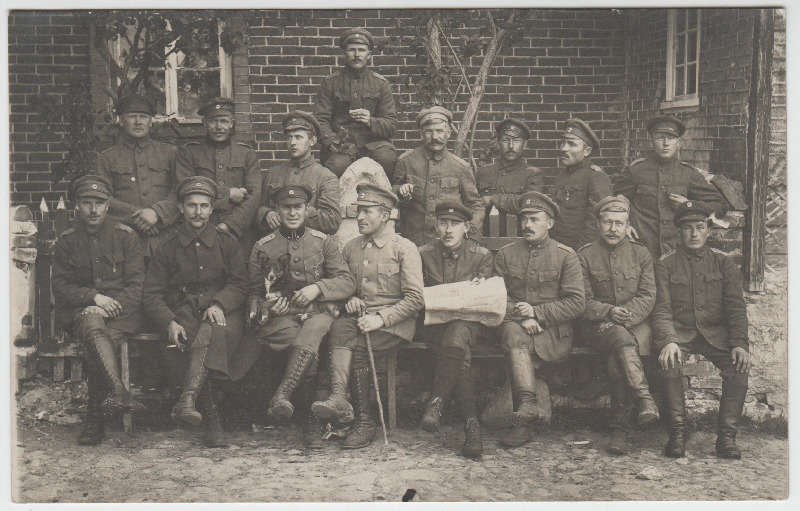 [Eesti armee] ohvitserid ja sõdurid grupifotol hoone taustal