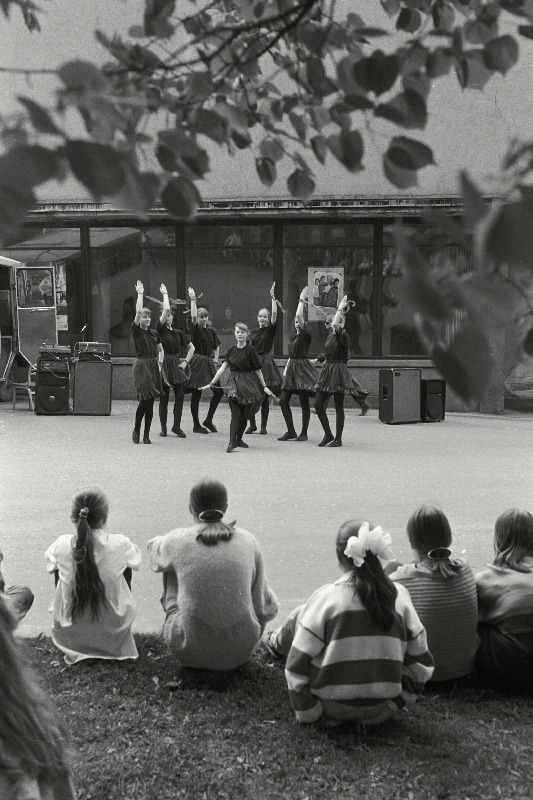 Kultuuripäevad. "Rubiini" ees tantsivad tütarlapsed, Berliini rahvatantsijad.