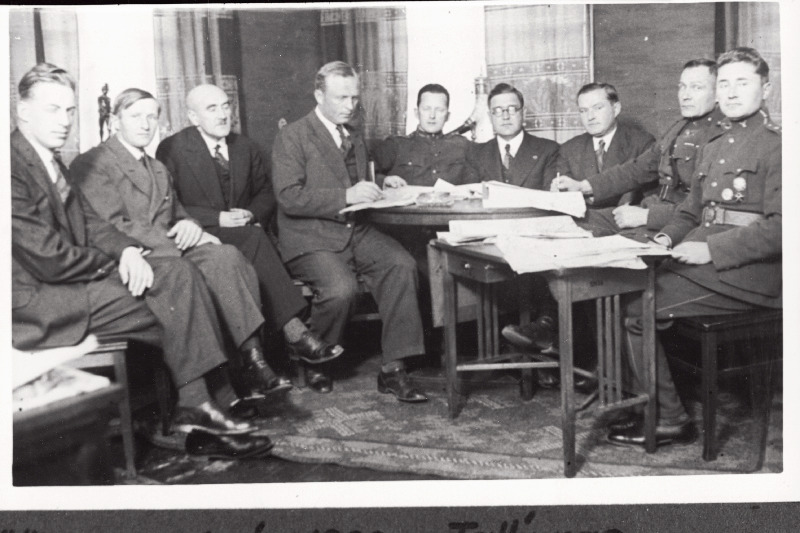 Eesti Vabariigi Scoutsrügemendi ajaloo läbivaatamise komisjon Tallinnas tööl.