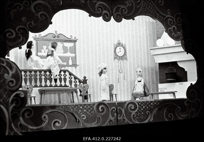 Kombinaadi "Kommunaar" klubi nukunäitering kunstilise isetegevuse festivalil esitamas näidendit "Tuhkatriinu".