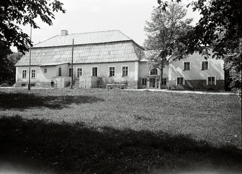 Küti sovhoosi kontorihoone välisvaade.