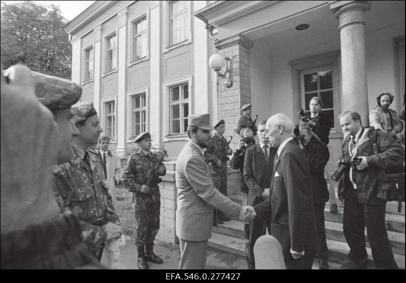 President Lennart Mere ametisse astumise tseremoonia presidendi lossi ees.