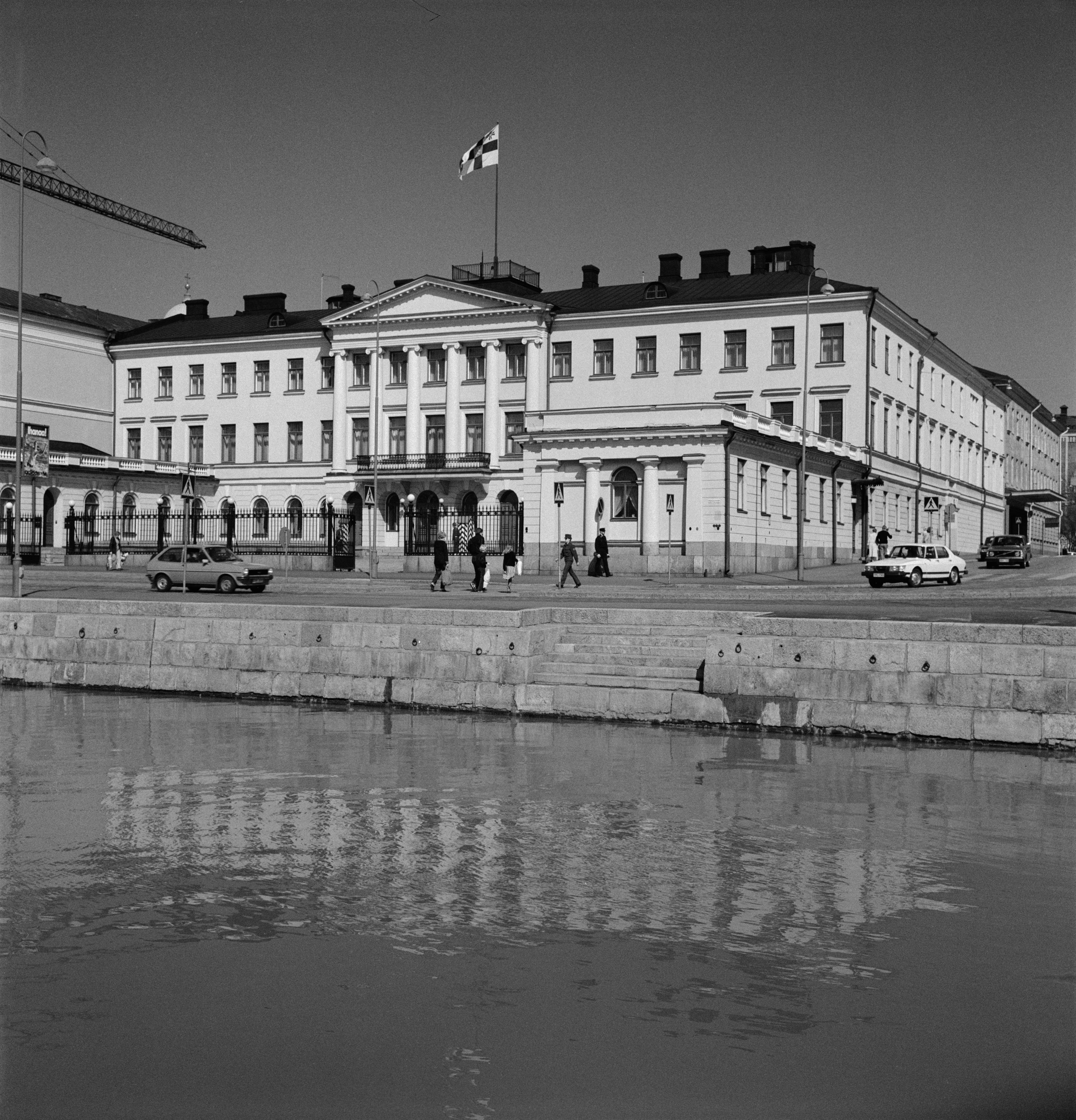 {'fi': 'Presidentinlinna, Pohjoisesplanadi 1.', '_type': 'lang'} - Presidentinlinna, Pohjoisesplanadi 1; negatiivi, filmi, mv