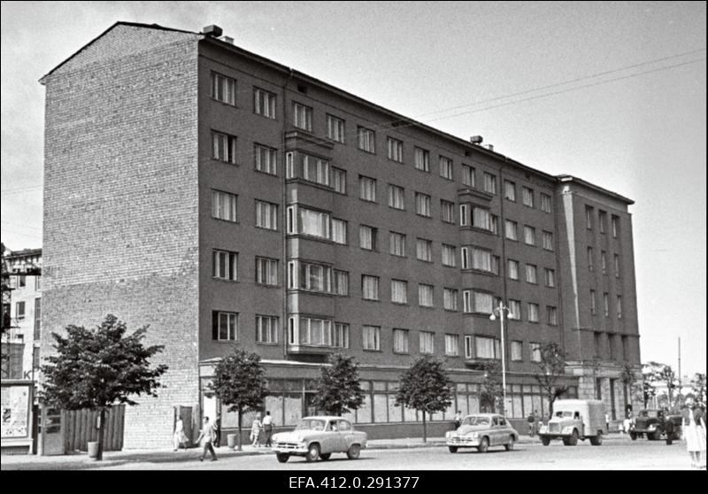 Uued elumajad Pärnu mant 133 ja tsirkuse kõrval uus Kalevi hoone.