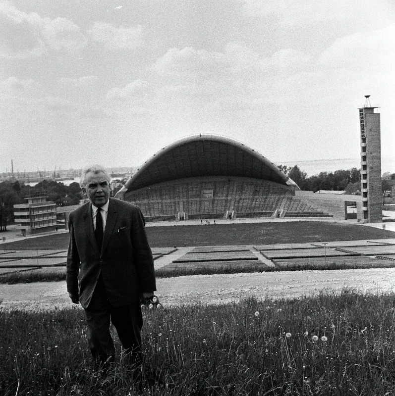 Helilooja Gustav Ernesaks lauluväljakul.