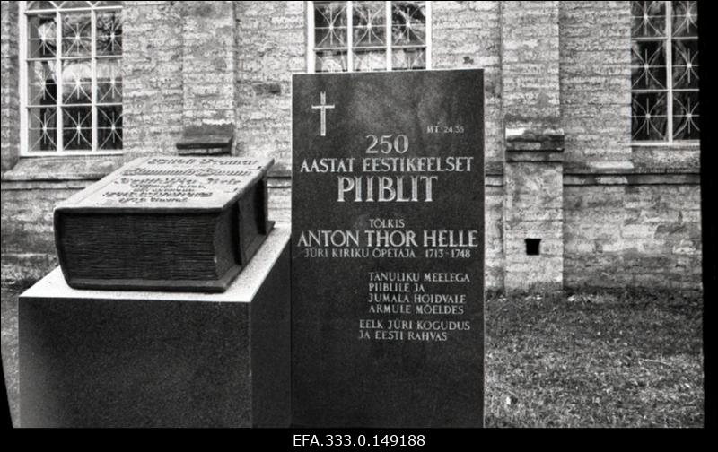 Jüri kiriku juurde paigaldatud eestikeelse piibli 250. aastapäeva mälestusmärk.