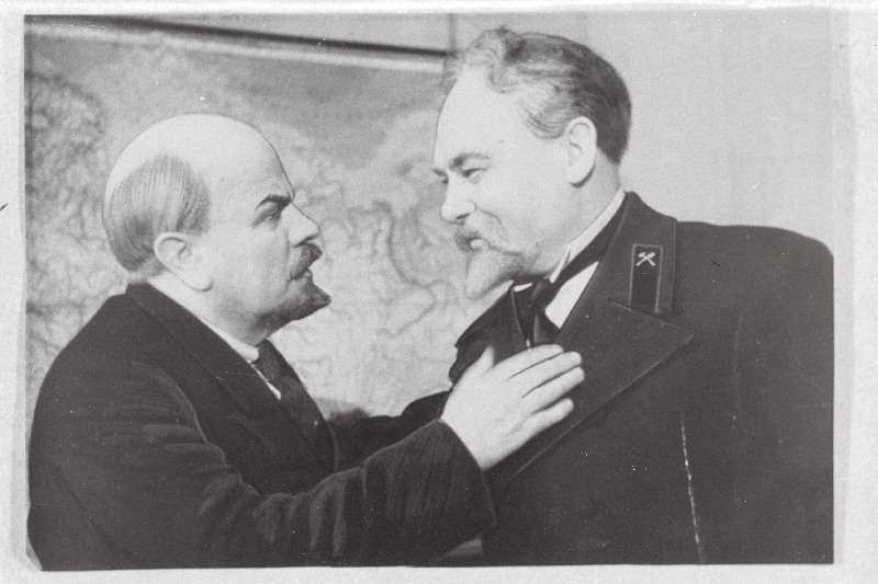 Stseen N. Pogodini näidendist Kremli kellad Vene Draamateatris. V.I. Lenin - M. Šarimov, Sabelin - V. Arhipenko.