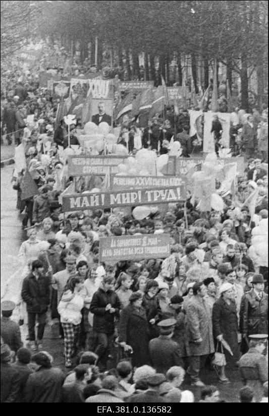 Töötajate 1.mai rongkäik Narvas.