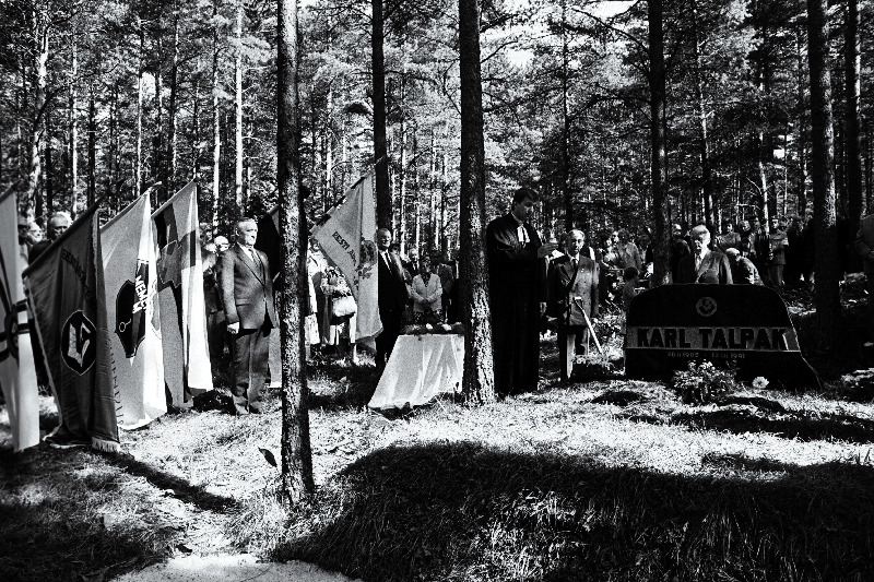 Jalaväe Rügement 200 kapteni Karl Talpaki ümbermatmine kodumaa mulda Metsakalmistul.
