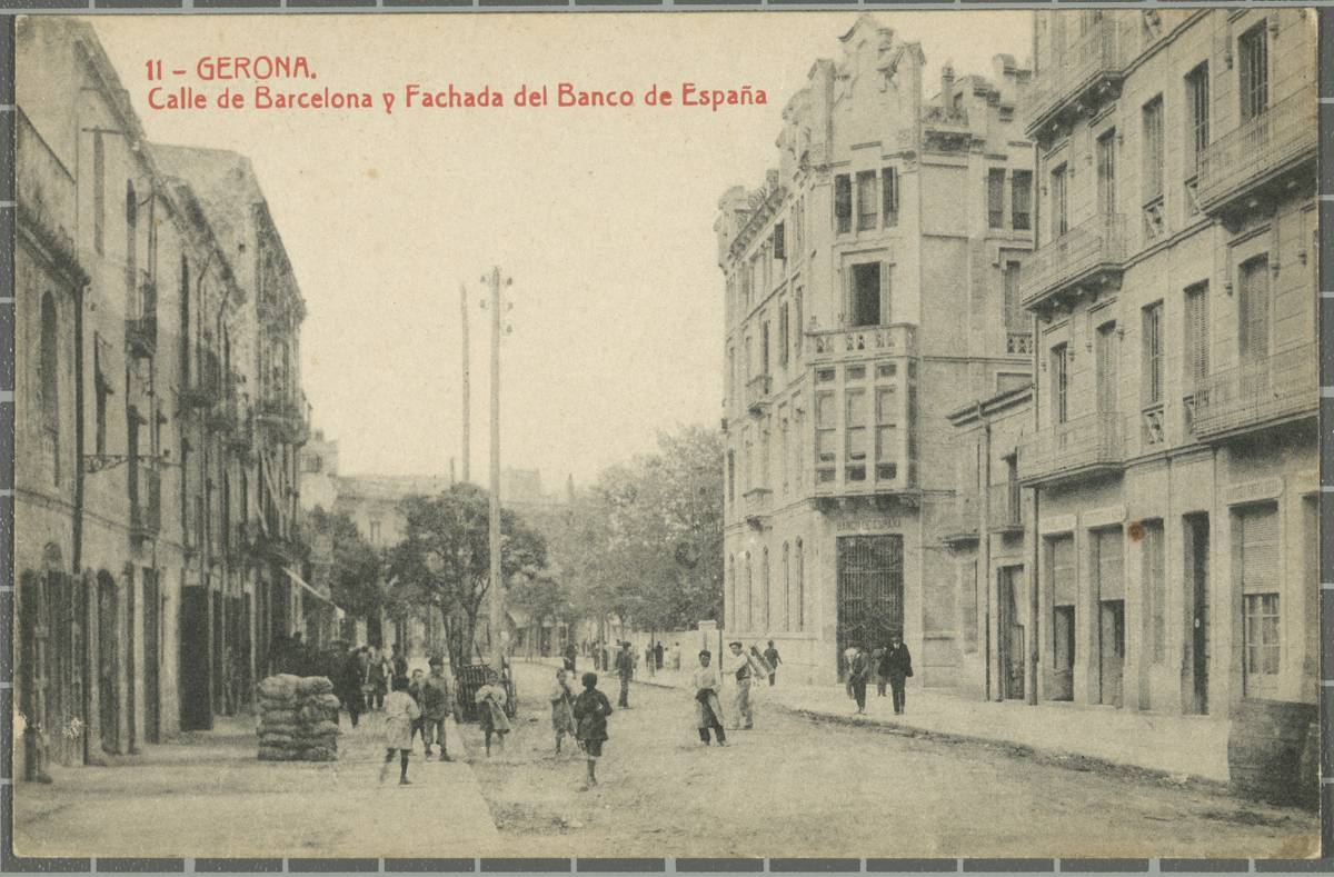 11 -Gerona. Street of Barcelona y Fachada of the Banco of España - The road to Barcelona with the Marquis de Campos square in the background. First, the Bank of Spain building.