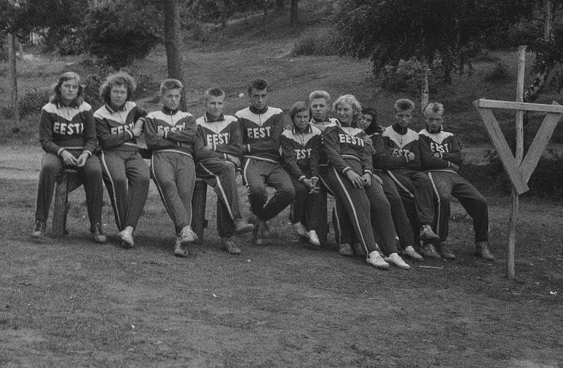 Nõukogude Liidu noorte esivõistlused sõudmises. Eesti koondis puhkehetkel.