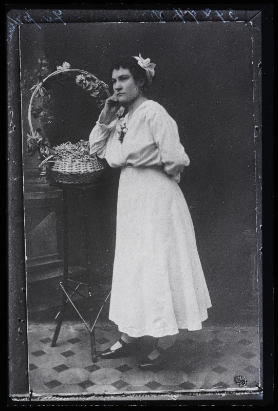 Naise foto, (11.11.1920 fotokoopia, tellija Reimann).