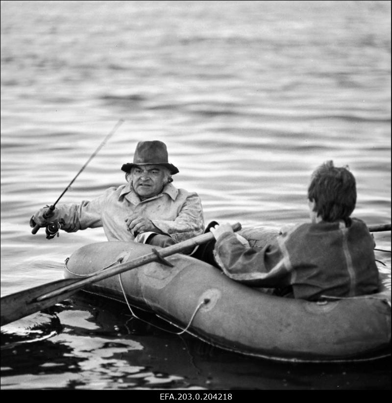 Stseen Tallinnfilmi mängufilmist "Corrida". Rivaalid Osvald Rass (Rein Aren) ja Tarmo (Sulev Luik) kalastamas.