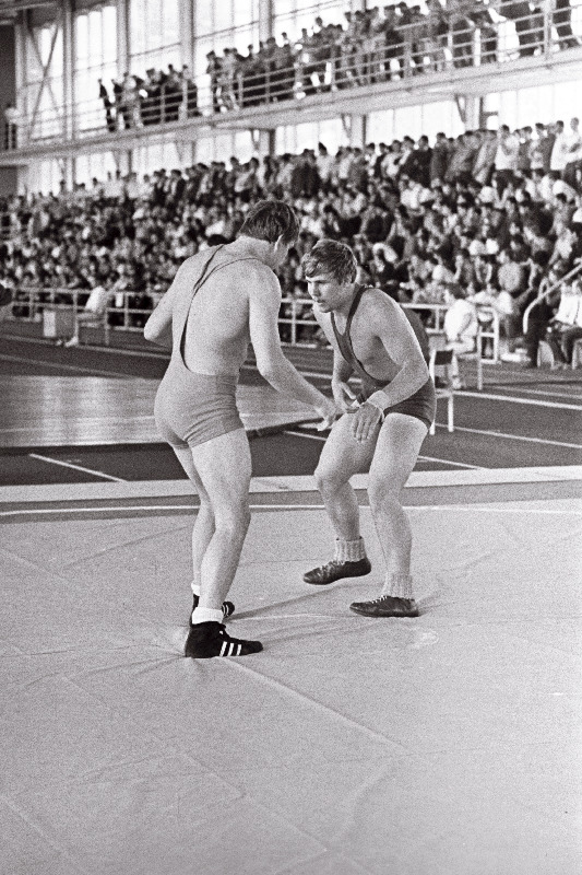 Eksmaailmameister V. Oleinik ja Henn Põlluste NSV Liidu rahvaste V spartakiaadil klassikalises maadluses kohtumas.