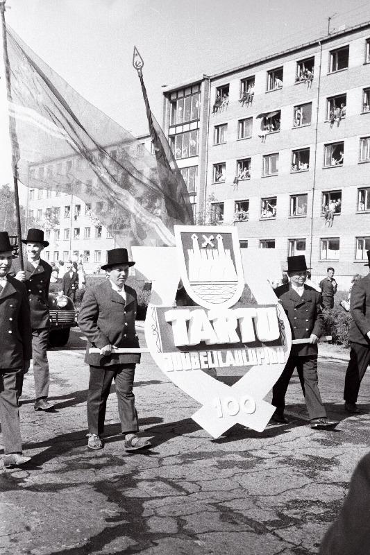 Tartu juubelilaulupeost osavõtjate rongkäik.