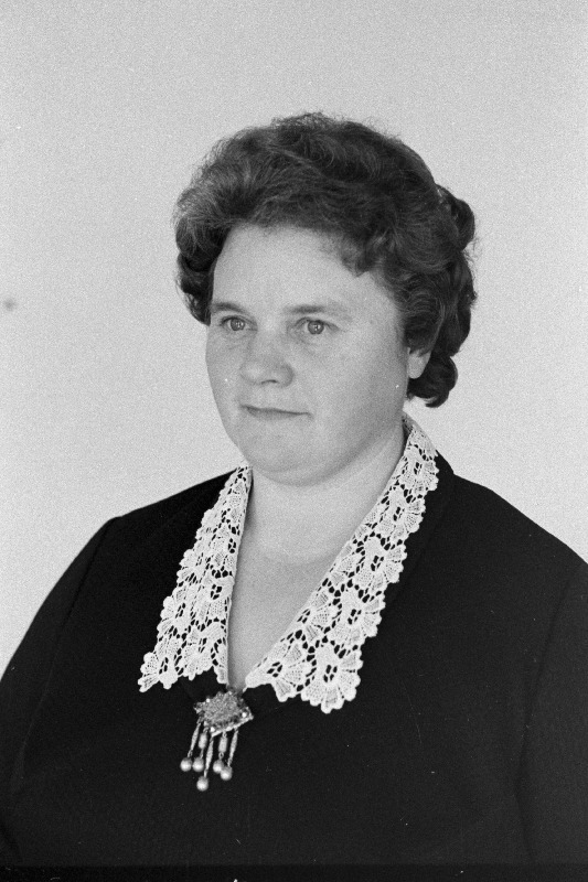 Romanovski, Asta, Eesti NSV teeneline põllumajandustöötaja - Viljandi rajooni Võhma kolhoosi lüpsja.