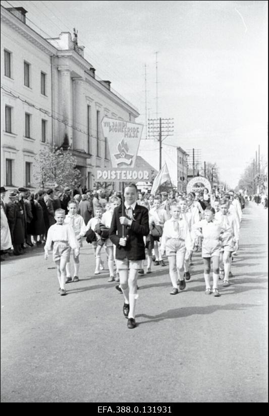 Viljandi Pioneeride Maja poistekoor Viljandi rajooni koolinoorte laulupäeva rongkäigus.