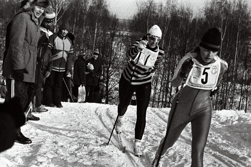 Eesti NSV murdmaasuusatajate teatenaiskonna liige Eveli Peterson (nr. 5).