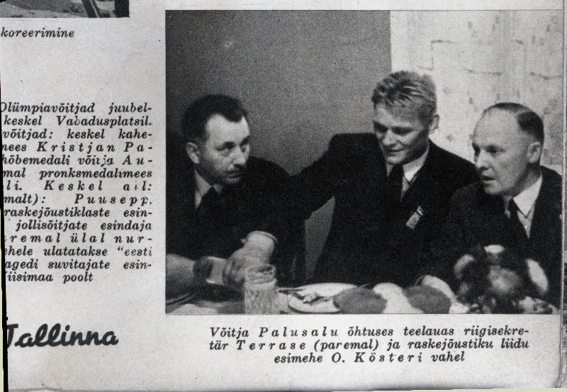 Foto ajakirjast "Nädal pildis".Olümpiavõitja Kristjan Palusalu õhtuses teelauas riigisekretär Terrase (paremal) ja raskejõustiku liidu esimehe O.Kösteri vahel.