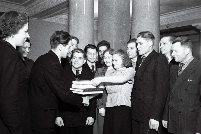 Grupp  noori uudismaale sõitjaid RAT „Estonia“ fuajees.