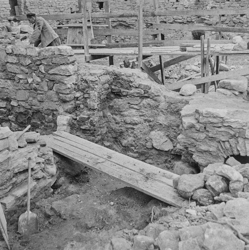 Padise klooster. WS-vaade läänetiiva S-poolse ruumi NO nurka