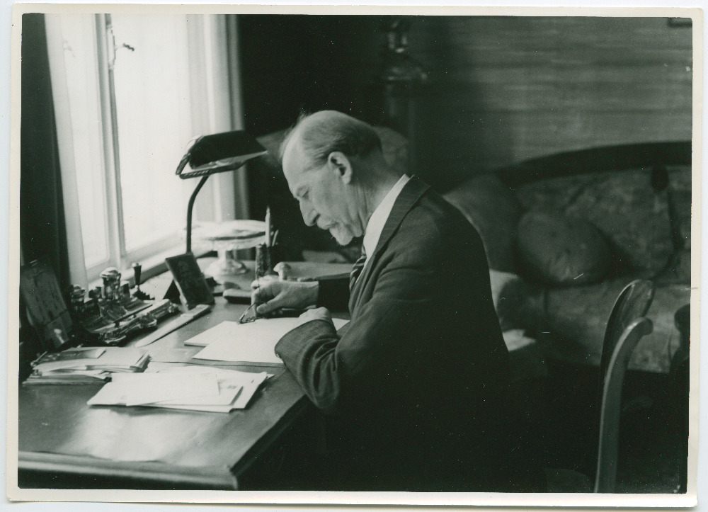 Jaan Tõnisson kirjutuslaua taga töötamas