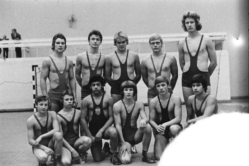 Maadleja A. Abergi mälestusvõistluste võitjad. Esireas vasakult: A. Sekurdjajev, A. Timberg, M. Mitnauskis, A. Skorobogatov, A. Niineste ja J. Dõba; tagareas: B. Kannela, G. Linas, P. Laasik, L. Kibut ja K. Erkmann.