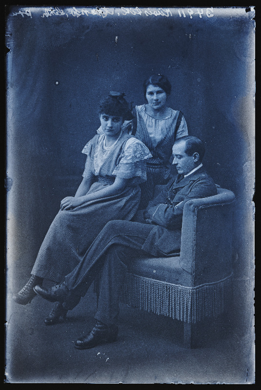 Mees ja kaks naist, (foto tellijad Kivistik, Ansu [Anso]).