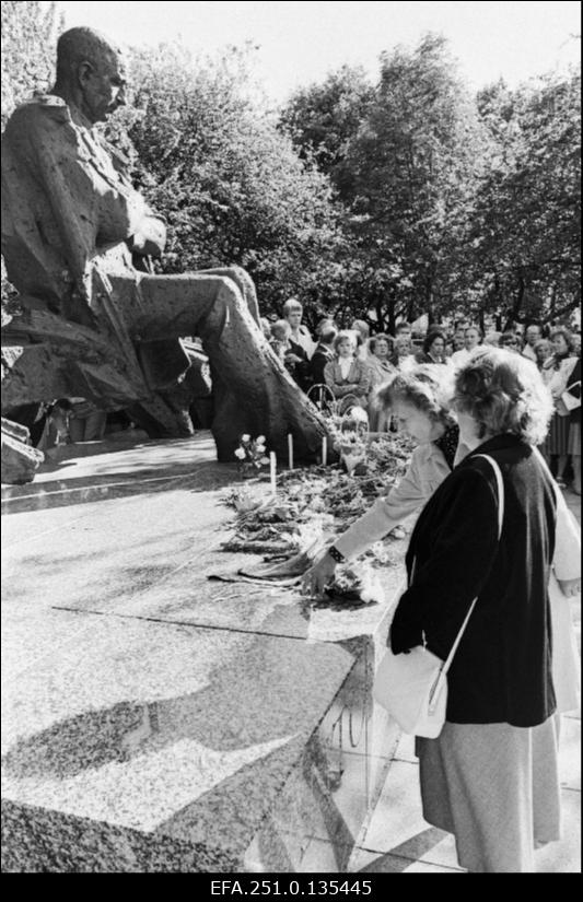 Stalinismi ohvrite mälestamine A.H.Tammsaare monumendi juures.