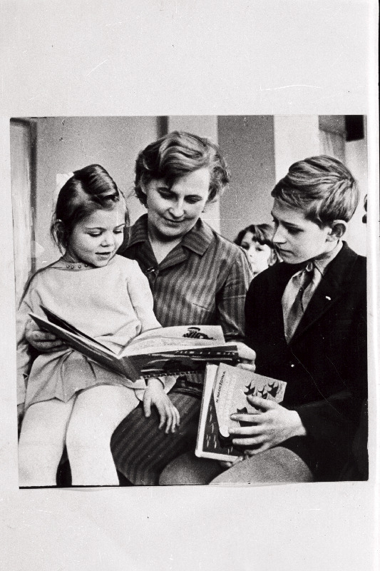 Kirjanik Ellen Niit laste hulgas.