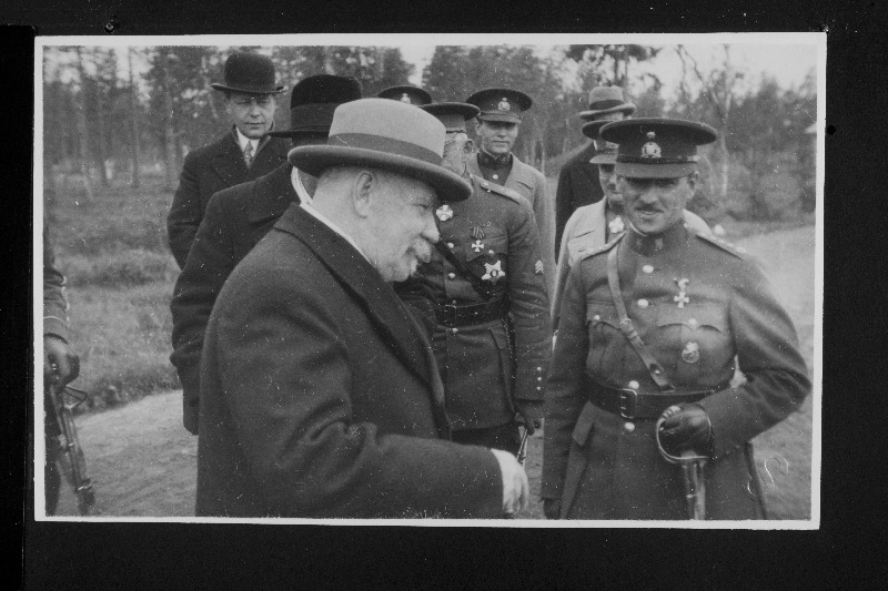 Soome president P. Svinhufvud vestlemas sõjaväelastega Jägala laagris.