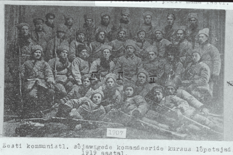 Eesti kommunistliku sõjaväe komandöride kursustest osavõtjad; I - Jaan Anvelt, II - Perajärv, III - Issak.