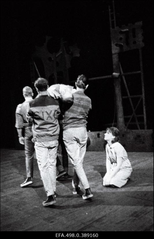 L. Bernsteini muusikal West Side Story teatris Estonia. Stseen lavastusest.