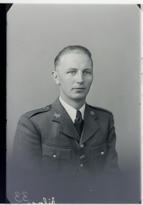 Õhukaitse Suurtükiväegrupi ohvitser nooremleitnant Raimond Eilman.