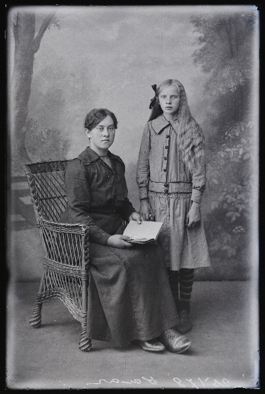 Naine tüdrukuga, (foto tellija Saar).