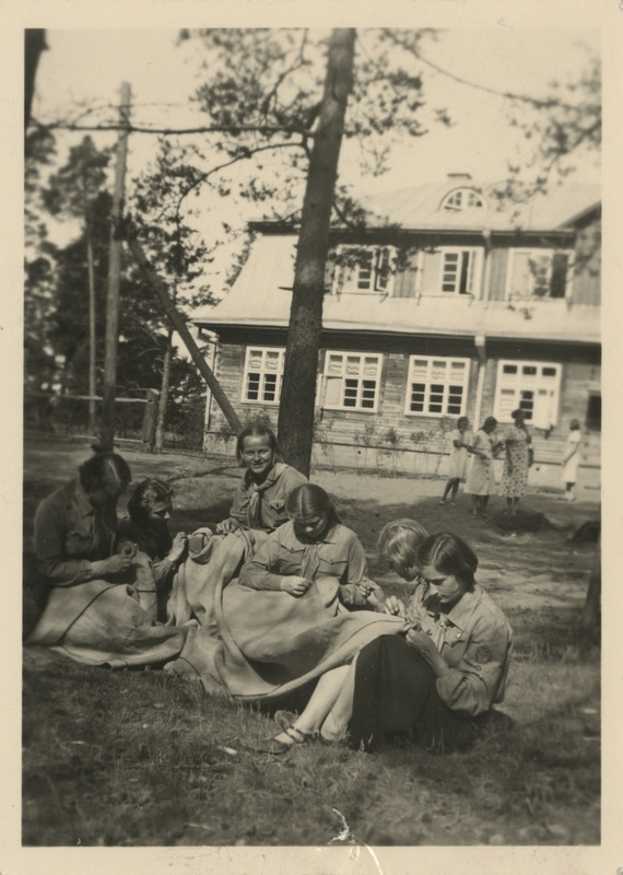 Kodutütarde suvekodu Võru algkoolis 06.-07.1937, kodutütred riigivanemale 20. iseseisvuspäevaks seinavaipa valmistamas