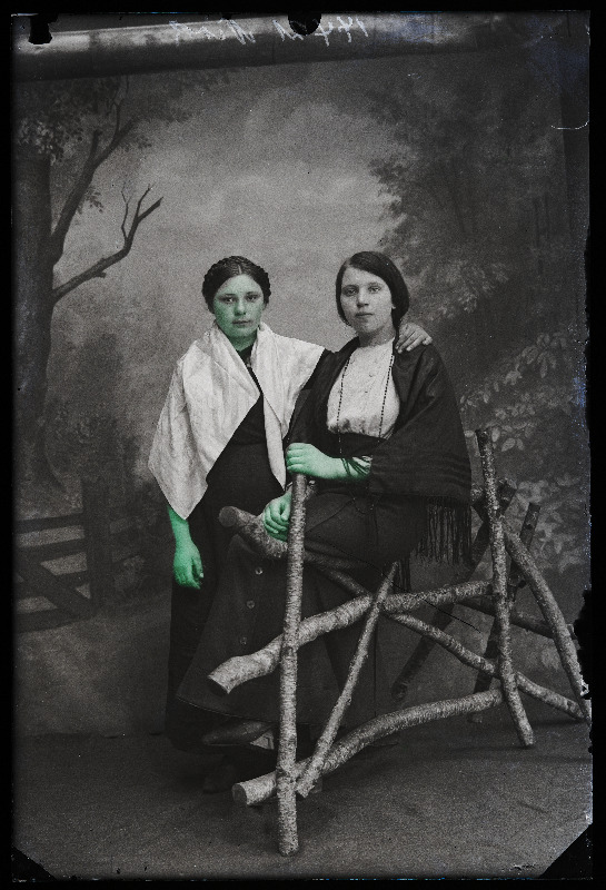 Kaks naist, (foto tellija Nirk).