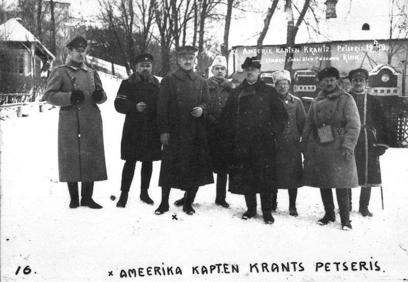 Vabadussõda. Ameerika Ühendriikide sõjaväeline esindaja Petseris.Vasakult: 1. Sõjavägede ülemjuhataja staabi käsundusohvitser kapten Eduard Villmann, 2. Kindralstaabi Valitsuse ülem polkovnik Jaan Rink, 3. Ameerika Ühendriikide sõjaväeline esindaja kapten August Krantz, 4. Soome Põhja Poegade Rügemendi ülem polkovnik Hans Kalm, 5. Välisministeeriumi sekretär Hermann Hellat, 6. tõlk, 7. 2.Jalaväepolgu ülem alampolkovnik Hans Kurvits, 8. 2.Jalaväepolgu 1.pataljoni ülem kapten Johannes Anderson.