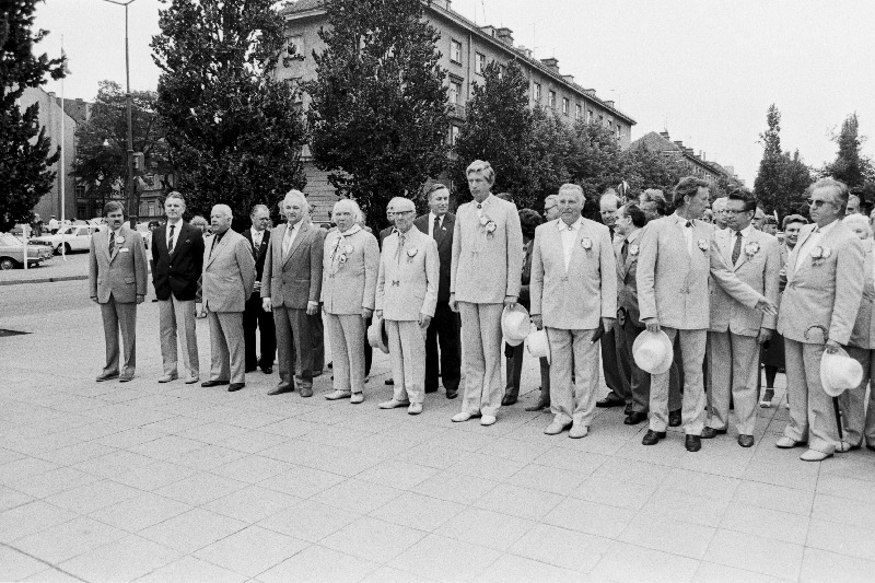 Eesti NSV XX üldlaulu- ja tantsupeo dirigendid Tallinna Vabastajate monumendi juures Tõnismäel.