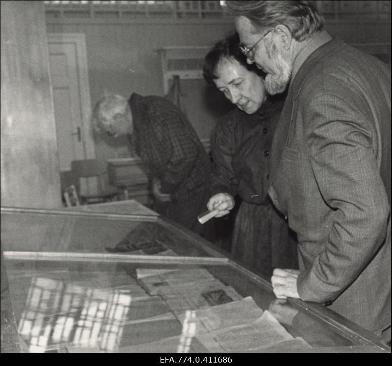 Eesti Geograafia Seltsi tegevliikmed, ülikooli õppejõud Ivar Arold (esiplaanil), Erna Annuka ja Ülo Heinsalu geograaf Eduard Markuse 100. sünniaastapäevale pühendatud mälestusnäitusel Tartu Ülikooli geograafiakateedri auditooriumis.