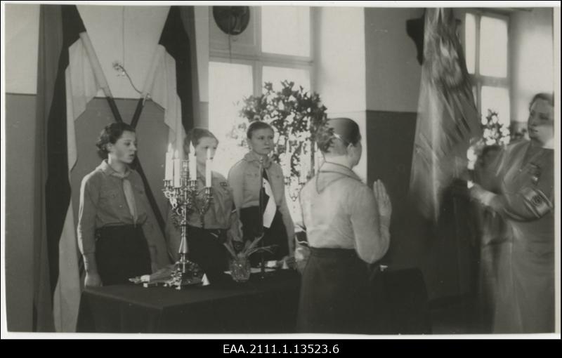 Kodutütarde Tartu ringkonna 4. aastapäeva tähistamine Tartu tütarlaste gümnaasiumi ruumides 22.03.1936, Naiskodukaitse Tartu ringkonna esinaine Ebba Saral Kodutütarde peavanemale Salme Pruudenile lippu üle andmas