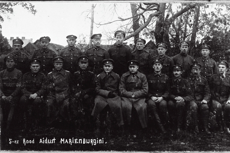 Vabadussõda. 2.Jalaväepolgu 5.roodu sõdurid ja ohvitserid kes osalesid lahingutes Aidust (Viljandimaa) kuni Marienburgini (Aluksne, Läti) Marienburgis (Aluksne). Esireas vasakult 3. roodu nooremohvitser alamleitnant Juhan Ilves, 4. rooduülem alamleitnant Aleksander Parts, 5. endine rooduülem, 2.pataljoni ülem kapten Eduard Liibus, 6. endine rooduülem, 2.kuulipildujate roodu ülem alamkapten Hans Matson (Ants Matsalo).