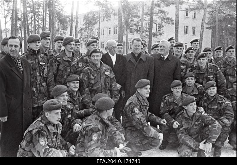 Eesti, Läti ja Leedu presidendid (keskel     vasakult) Lennart Meri, Guntis Ulmanis ja Algirdas Brazauskas Balti Rahuvalve pataljonis koos Leedu kaitseväelastega.