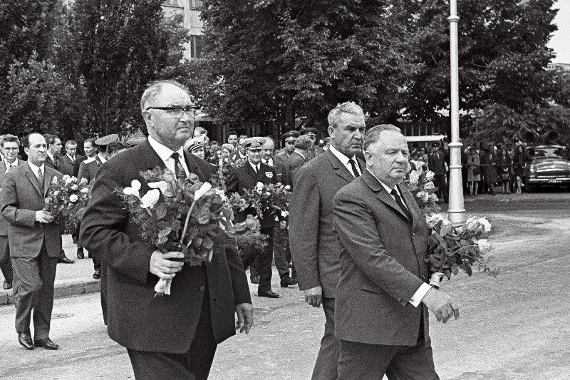 Eesti NSV 30. aastapäeval viivad lilli V.I. Lenini mälestussamba juurde (vasakult) ENSV Ülemnõukogu Presiidiumi esimees A. Müürisepp, ENSV Ministrite Nõukogu esimees V. Klauson ja EKP Keskkomitee esimene sekretär J. Käbin.