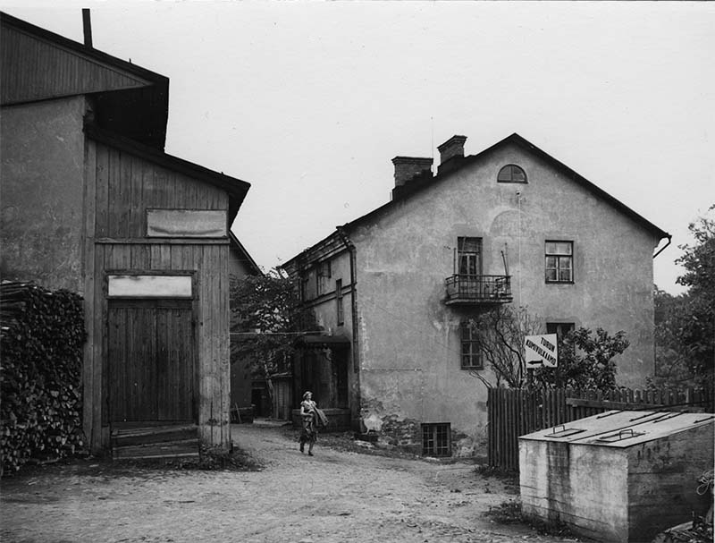 Yliopistonkatu 2-4 rakennuksia