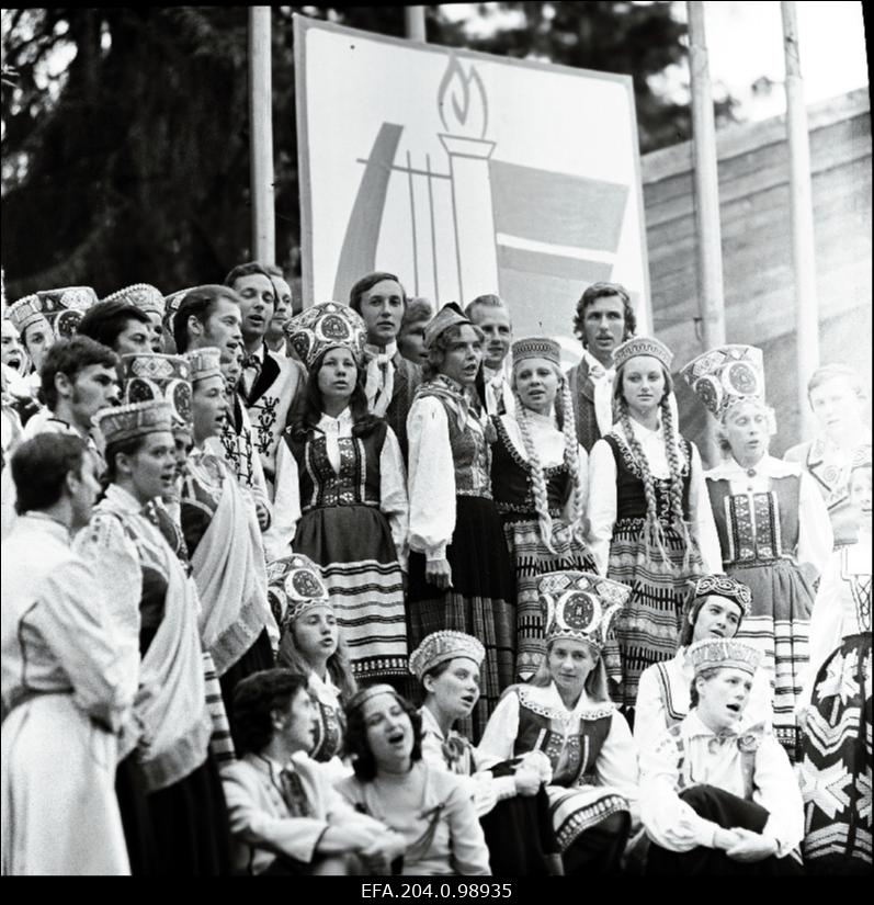 Eesti NSV, Läti NSV ja Leedu NSV üliõpilased VI  üliõpilaslaulupeo ajal Instikurmus ühiselt laulumas.